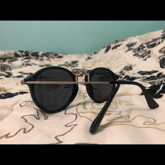 Sunglasses- Round black glasses - Picture 2 of 3